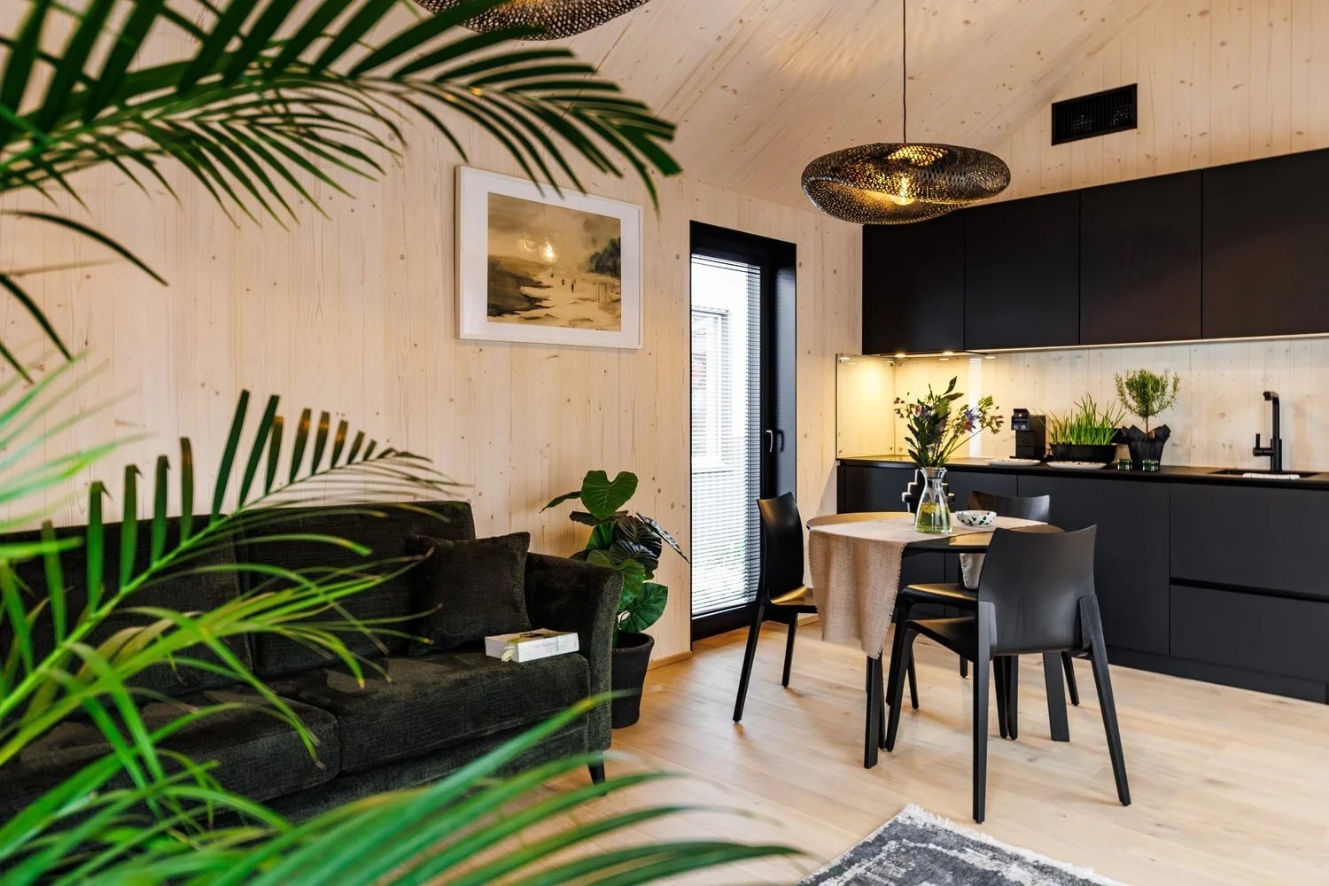 Innenraum mit Holzwänden und Küchenzeile