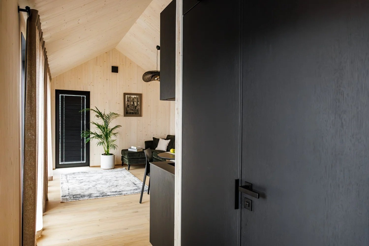 Blick durch den Wohnraum mit hoher Decke