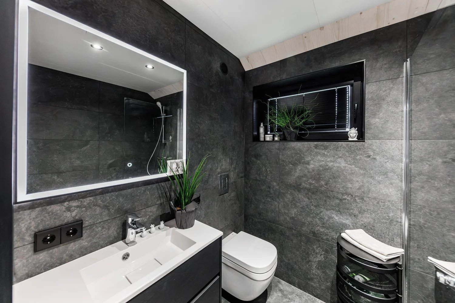 Badezimmer mit Keramik und Spiegellicht